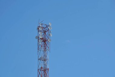 Tower Üs Alıcı İstasyonu, yayın, televizyon, radyo ve telekomünikasyon için bir kablosuz iletişim destek tesisi