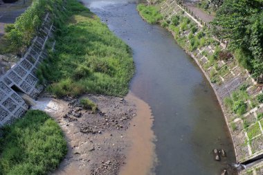 İki ırmağın farklı su renkleriyle birleşmesi