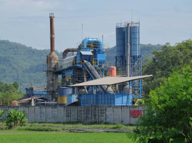 KLATEN-İNDONEZYA, 17 Mayıs 2020. Ekonomik krizden bu yana üretimde azalan inşaat malzemelerini işlemek için endüstriyel makineler