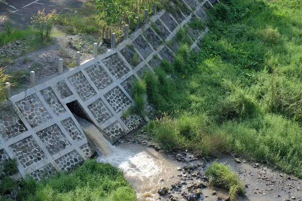 Şelale küçük sulama kanalından büyük nehri akan nehre doğru oldukça hızlı akıyor..