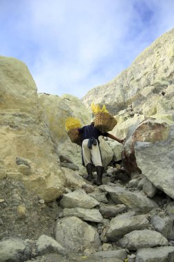 Banyuwangi, Doğu Java, Endonezya, 27 Mayıs 2015. Ijen kraterinde sülfür madencileri. ijen Dağı 'nın 300 ila 500 metre yüksekliğinde bir kaldera duvarı vardır..
