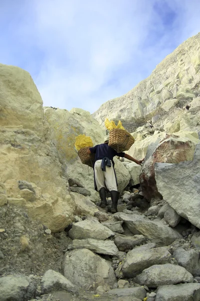 Banyuwangi, Doğu Java, Endonezya, 27 Mayıs 2015. Ijen kraterinde sülfür madencileri. ijen Dağı 'nın 300 ila 500 metre yüksekliğinde bir kaldera duvarı vardır..
