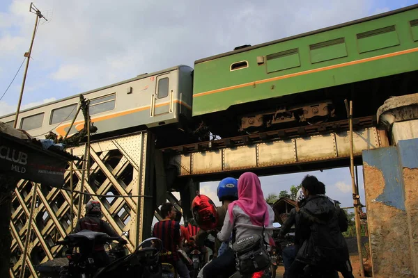 Tasikmalaya Indonesien 2014 Die Warteschlange Der Fahrzeuge Die Die Bahnstrecke — Stockfoto