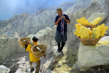 Banyuwangi, Doğu Java, Endonezya, 27 Mayıs 2015. Sülfür Madencileri, İjen kraterinde ortalama 70-90 kg ağırlığında sülfür taşırken kısa bir mola verirler..