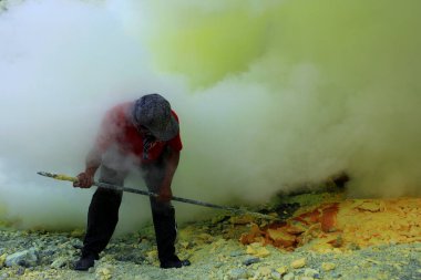 Banyuwangi, Endonezya, 27 Mayıs 2015. Ijen kraterinde sülfür madencileri. Madencilerin sağlık durumları çok risklidir çünkü yeterli güvenlik standart ekipmanlarıyla donatılmamıştır..