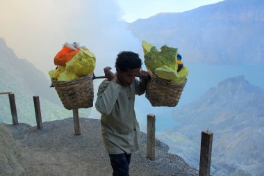 Banyuwangi, Doğu Java, Endonezya, 27 Mayıs 2015. Ijen Krateri 'ndeki sülfür madencileri mayınlarını taşırken ortalama 70-90 kg ağırlığındaki omuzlarının gücüne güvenirler..