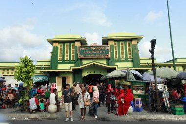 Yogyakarta, Endonezya, 8 Aralık 2017. Geleneksel Beringharjo pazarının ön cephesi ziyaretçilerle doluydu. Kültürel miras binası ve turistlerin sıkça uğradığı bir ikon..