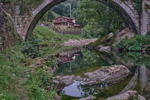 山の中の古い橋 — ストック写真