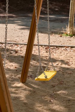  Parkta boş salıncaklar