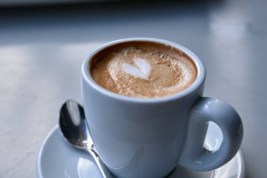 Masanın üzerinde bir fincan kahve.