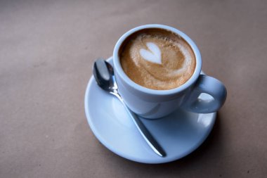 Masanın üzerinde bir fincan kahve.