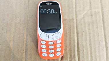 Eski bir klasik cep telefonu. Nokia eski klavye akıllı telefonu beyaz arka planda izole edilmiş, Nokia Hindistan 'da markalı bir şirket. Chhilawali, Rajasthan / Hindistan - Ekim 05: 20: