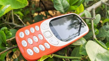 Eski bir klasik cep telefonu. Nokia eski klavye akıllı telefonu beyaz arka planda izole edilmiş, Nokia Hindistan 'da markalı bir şirket. Chhilawali, Rajasthan / Hindistan - Ekim 05: 20: