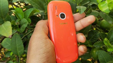 Eski bir klasik cep telefonu. Nokia eski klavye akıllı telefonu beyaz arka planda izole edilmiş, Nokia Hindistan 'da markalı bir şirket. Chhilawali, Rajasthan / Hindistan - Ekim 05: 20:
