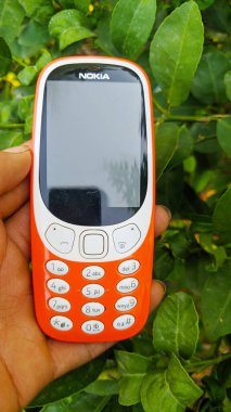 Eski bir klasik cep telefonu. Nokia eski klavye akıllı telefonu beyaz arka planda izole edilmiş, Nokia Hindistan 'da markalı bir şirket. Chhilawali, Rajasthan / Hindistan - Ekim 05: 20: