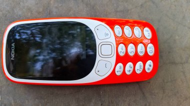 Eski bir klasik cep telefonu. Nokia eski klavye akıllı telefonu beyaz arka planda izole edilmiş, Nokia Hindistan 'da markalı bir şirket. Chhilawali, Rajasthan / Hindistan - Ekim 05: 20: