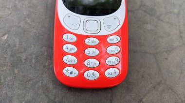 Eski bir klasik cep telefonu. Nokia eski klavye akıllı telefonu beyaz arka planda izole edilmiş, Nokia Hindistan 'da markalı bir şirket. Chhilawali, Rajasthan / Hindistan - Ekim 05: 20: