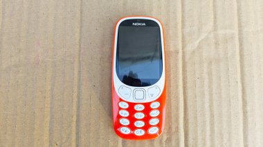 Eski bir klasik cep telefonu. Nokia eski klavye akıllı telefonu beyaz arka planda izole edilmiş, Nokia Hindistan 'da markalı bir şirket. Chhilawali, Rajasthan / Hindistan - Ekim 05: 20: