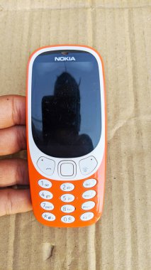 Eski bir klasik cep telefonu. Nokia eski klavye akıllı telefonu beyaz arka planda izole edilmiş, Nokia Hindistan 'da markalı bir şirket. Chhilawali, Rajasthan / Hindistan - Ekim 05: 20: