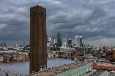  Tuğla baca, river Thames, Southwark Köprüsü ve Londra gökdelenler Londra'nın arka plan Kuzey kıyısında. 
