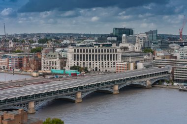 River Thames, Blackfriars Demiryolu Köprüsü Londra'nın Kuzey Bankası havadan görünümü. 