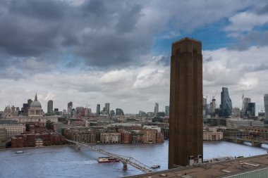 Tuğla baca, river Thames, Southwark Köprüsü ve Londra gökdelenler Londra'nın arka plan Kuzey kıyısında. 