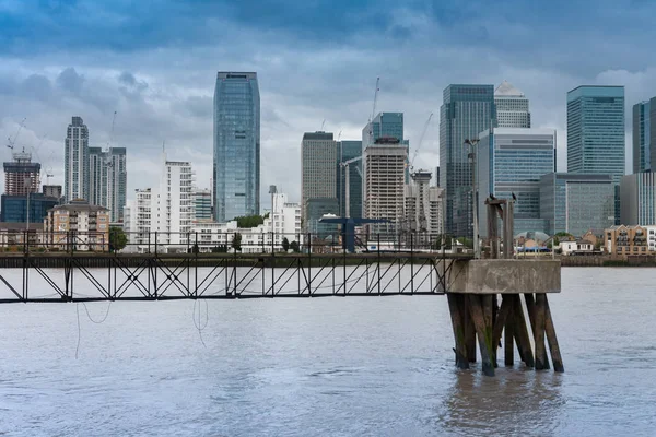 Skele Üzerinde Arka Plan Ofis Binaları Canary Wharf London Köpekler — Stok fotoğraf