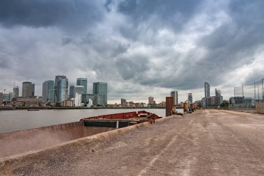 Canary Wharf Londra, arka ofis binaları, içinde ticari, mali merkezi Londra köpekler Adası üzerinde eski paslı gemi demirleyen 