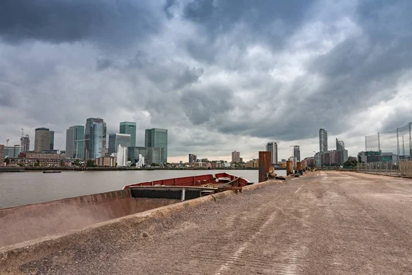 Vieux Navire Rouillé Amarré Canary Wharf Londres Dans Des Immeubles — Photo