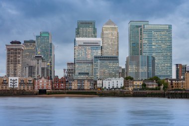Canary Wharf, London köpekler Adası üzerinde merkezi ticari, mali Office binalarda 
