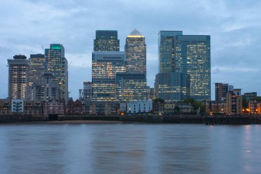 Canary Wharf, London köpekler Adası üzerinde ticari, mali merkezi akşam Office binalarda. 