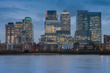 Canary Wharf, London köpekler Adası üzerinde ticari, mali merkezi akşam Office binalarda. 