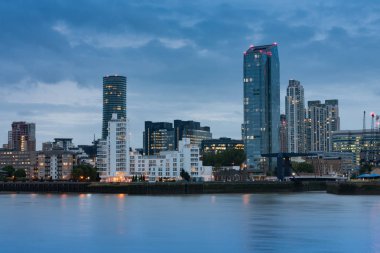 Canary Wharf, London köpekler Adası üzerinde merkezi ticari, mali Office binalarda 