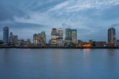 Canary Wharf, London köpekler Adası üzerinde ticari, mali merkezi akşam Office binalarda. 