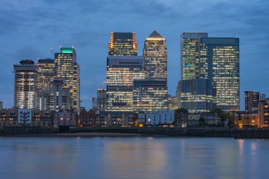 Canary Wharf, London köpekler Adası üzerinde ticari, mali merkezi akşam Office binalarda. 