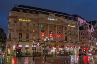 Piccadilly Circus, Londra-Eylül 8,2017: Bina Ripleys müzede Piccadilly Circus 8 Eylül 2017 yağmurlu sabah erken zamanında London, Büyük Britanya