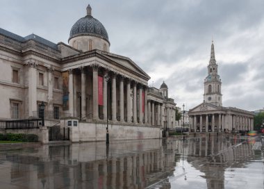 National Gallery ve St. Martin yağmurlu sabah erken zaman alanları Trafalgar Meydanı Londra, Birleşik Kingdo