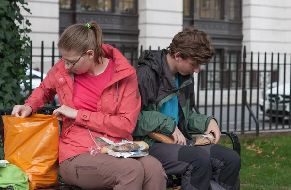Jeune Couple Mange Nourriture Sur Banc Dans Parc Londres — Photo