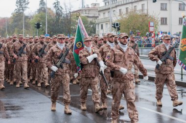 Avrupa street, Prag-Ekim 28, 2018: asker çek ordu yürüyüşe üzerinde oluşturma Çekoslovakya'yı 28 Ekim 2018 Prag, Çek Cumhuriyeti için 100 inci yıldönümü için askeri geçit töreni 