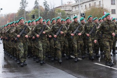 Avrupa street, Prag-Ekim 28, 2018: asker çek ordu yürüyüşe üzerinde oluşturma Çekoslovakya'yı 28 Ekim 2018 Prag, Çek Cumhuriyeti için 100 inci yıldönümü için askeri geçit töreni 