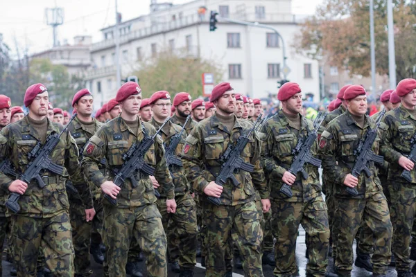 Calle Europea Praga Octubre 2018 Soldados Del Ejército Checo Marchan —  Fotos de Stock