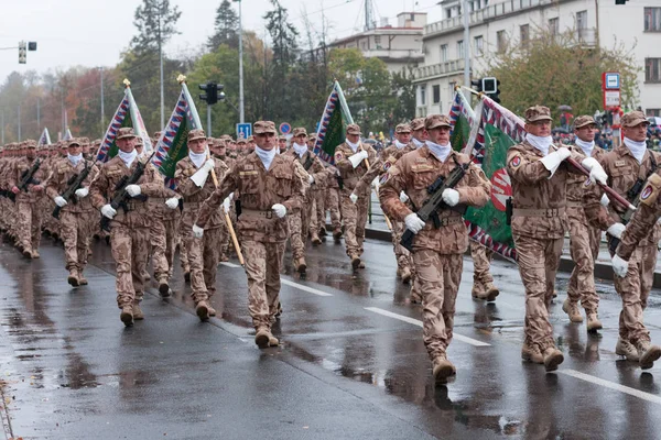 Європейський Вулиці Прага Жовтень 2018 Солдати Чеської Армії Крокують Військовому — стокове фото