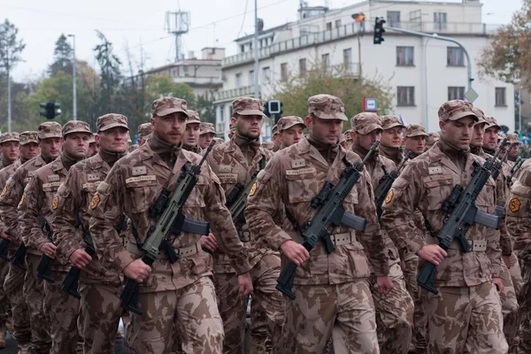 Evropská Ulice Praha Říjen 2018 Vojáci České Armády Jsou Pochodovat — Stock fotografie