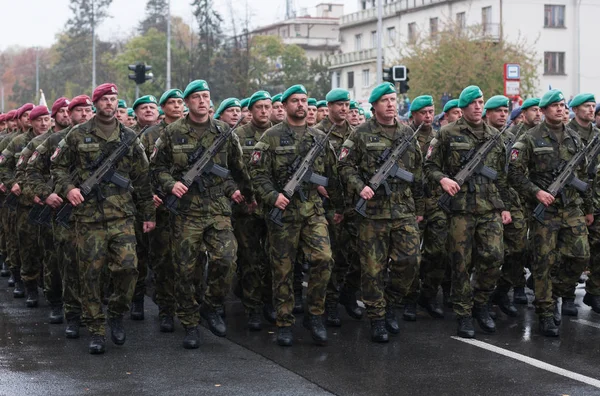 Calle Europea Praga Octubre 2018 Soldados Del Ejército Checo Marchan — Foto de Stock