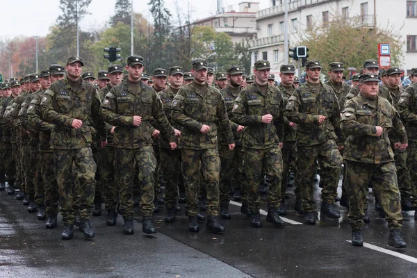 2018年10月28日 布拉格欧洲街 捷克军队士兵在捷克布拉格举行的创建100周年阅兵式 — 图库照片