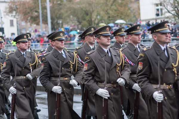 ヨーロッパの街 プラハ 2018 チェコ軍の兵士が作成チェコスロバキア 2018 チェコ共和国のプラハでの 100 周年の軍事パレードで行進しています — ストック写真