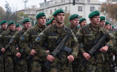 Avrupa street, Prag-Ekim 28, 2018: Çek ordu askerleri yürüyüşe üzerinde oluşturma Çekoslovakya'yı 28 Ekim 2018 Prag, Çek Cumhuriyeti için 100 yıldönümü için askeri geçit töreni 