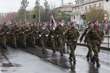 Avrupa street, Prag-Ekim 28, 2018: Çek ordu askerleri yürüyüşe üzerinde oluşturma Çekoslovakya'yı 28 Ekim 2018 Prag, Çek Cumhuriyeti için 100 yıldönümü için askeri geçit töreni 