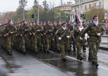 Avrupa street, Prag-Ekim 28, 2018: Çek ordu askerleri yürüyüşe üzerinde oluşturma Çekoslovakya'yı 28 Ekim 2018 Prag, Çek Cumhuriyeti için 100 yıldönümü için askeri geçit töreni 