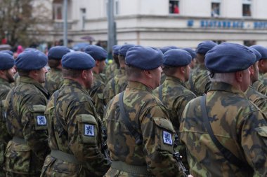 Avrupa street, Prag-Ekim 28, 2018: Çek ordu askerleri yürüyüşe üzerinde oluşturma Çekoslovakya'yı 28 Ekim 2018 Prag, Çek Cumhuriyeti için 100 yıldönümü için askeri geçit töreni 